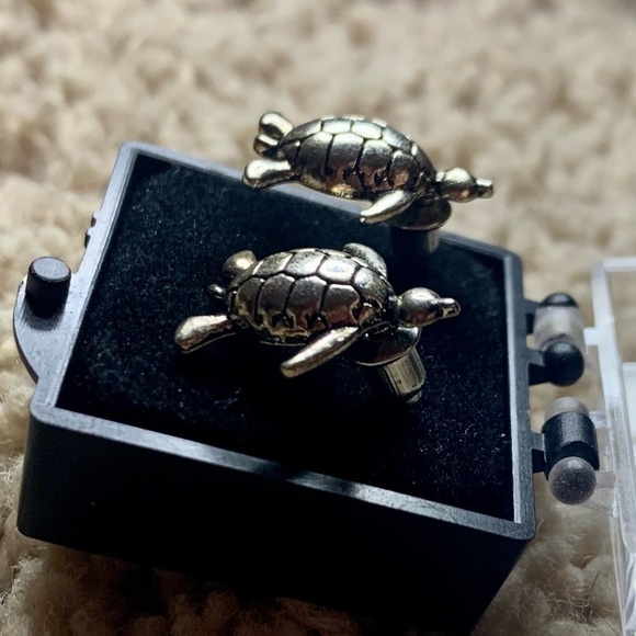 𝅺IRON alloy turtle earrings Earrings/Jewelry, Size 1.5cm H x 1cm W for Women - Picture 2 of 2